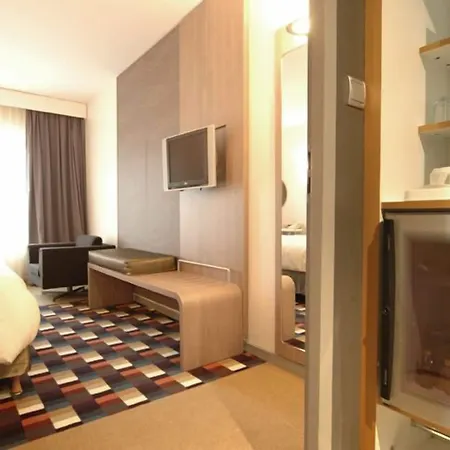 Mercure Centre Porte Des Alpes Otel 4*