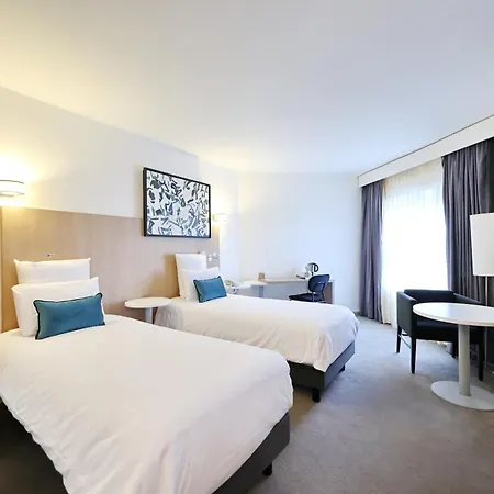 Отель Mercure Centre Porte Des Alpes