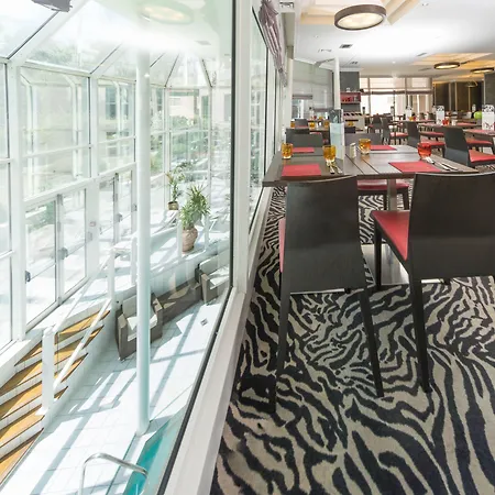 Mercure Centre Porte Des Alpes ホテル 4*